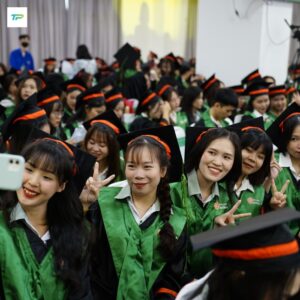 Ao tot nghiep dong phuc mau den phoi xanh la (2)